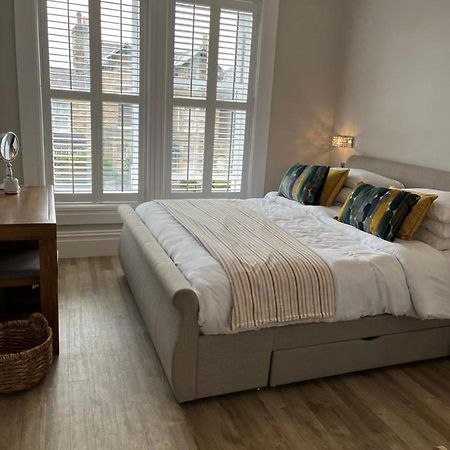 הרוגייט Kings Apartment, 83 Kings Road מראה חיצוני תמונה